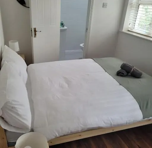 Stylish 4 Bedroom House Semesterbostad