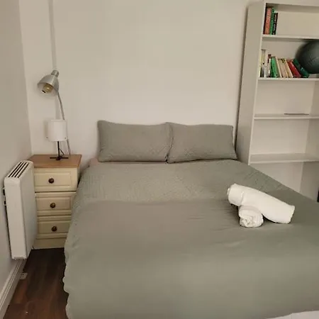 בית נופש Stylish 4 Bedroom House *