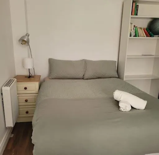 בית נופש Stylish 4 Bedroom House *